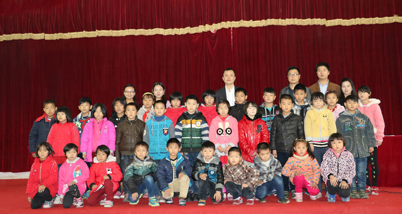 人人安康公益助學攜手李銳、應采兒赴湘西龍山茅坪小學，與孩子一起歡度「六一」.jpg